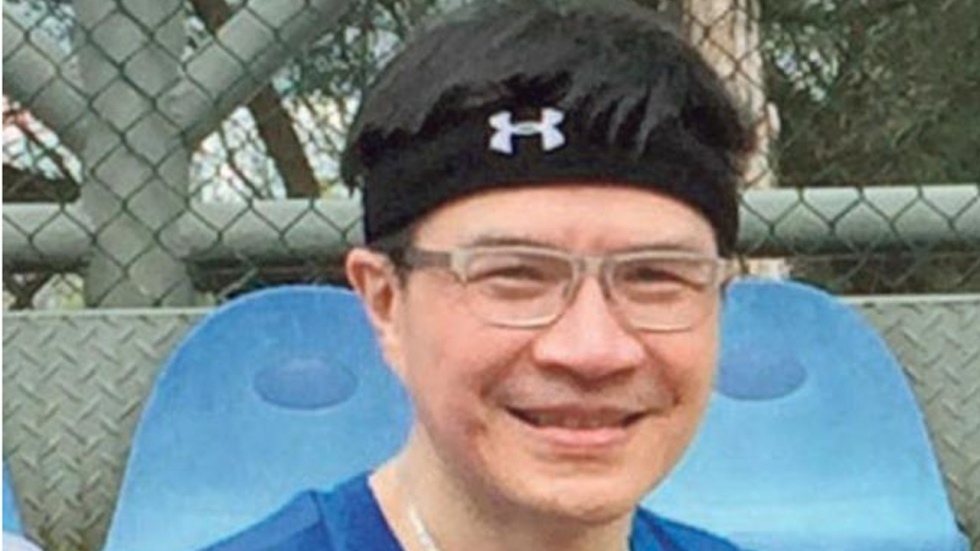 Mê đắm tình trẻ, giáo sư dùng khí độc lấy mạng vợ, con trong xe