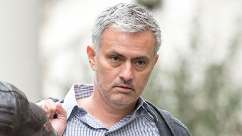 Bạn thân của Mourinho công kích Ed Woodward