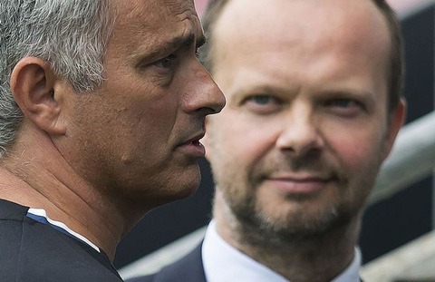 Bạn thân của Mourinho công kích Ed Woodward