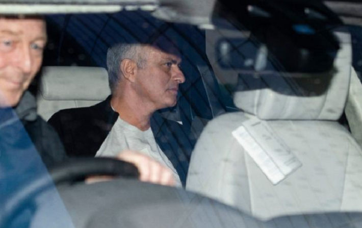 Người đặc biệt Jose Mourinho vui vẻ, tươi như hoa sau khi rời Man United cùng khoản tiền đền bù khổng lồ