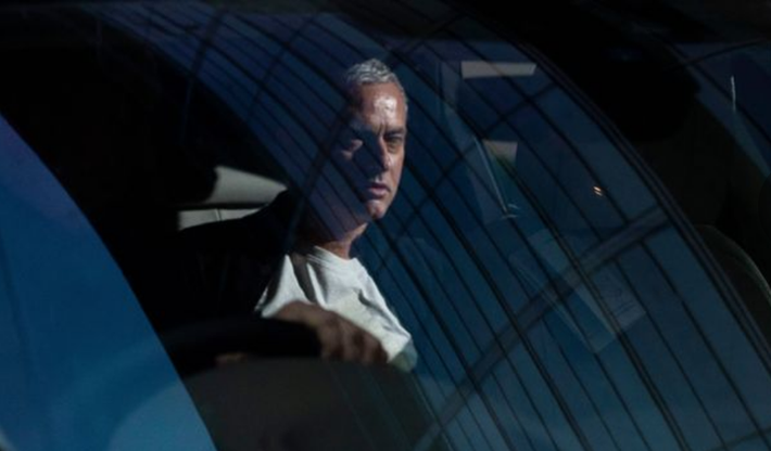 Người đặc biệt Jose Mourinho vui vẻ, tươi như hoa sau khi rời Man United cùng khoản tiền đền bù khổng lồ
