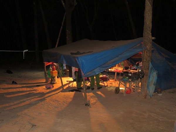 Đang chờ làm thủ tục ly hôn, chồng đâm chết vợ rồi tự sát