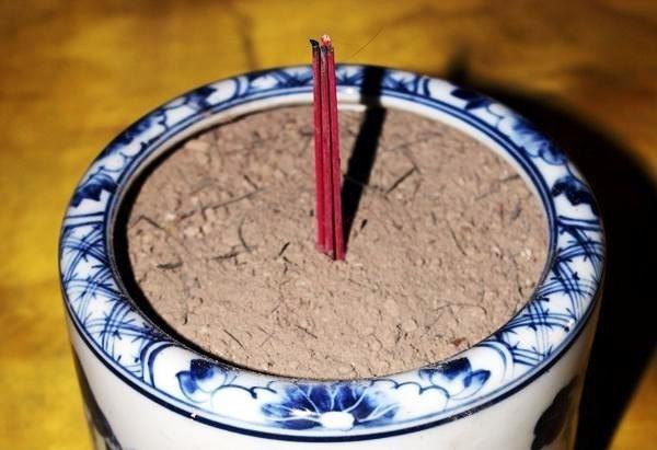 Cách đặt vị trí bát hương trên bàn thờ đúng chuẩn, tránh phạm tội trước thần linh