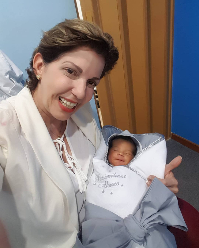 Chào đời nhưng em bé vẫn nằm ngủ ngon lành trong túi ối, mặc kệ thế giới mình vẫn đang buồn ngủ lắm