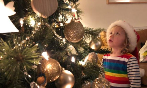 Cụ ông gói sẵn quà Giáng sinh 14 năm cho bé hàng xóm trước khi mất