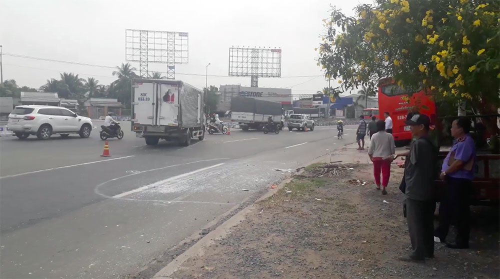 Xe khách Phương Trang nát bươm sau cú tông kinh hoàng