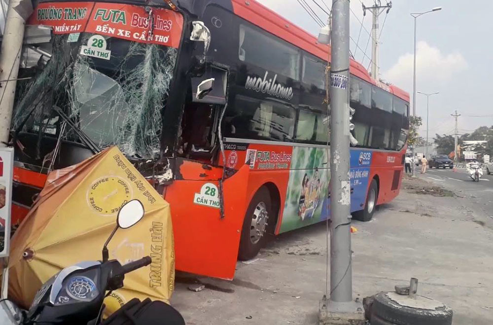 Xe khách Phương Trang nát bươm sau cú tông kinh hoàng