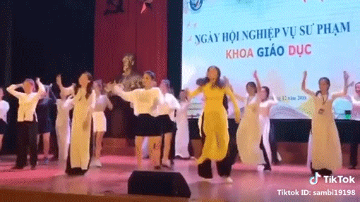 Clip chứng minh cô giáo thời nay cũng tài năng và nhảy đẹp không kém ai khiến dân mạng phát sốt