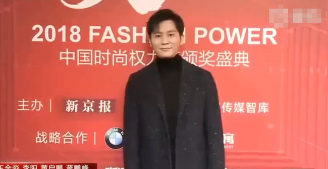 Lý Thần thay mặt Phạm Băng Băng đi cổ vũ em vợ Phạm Thừa Thừa nhận giải cuối năm Lý Thần thay mặt Phạm Băng Băng đi cổ vũ em vợ Phạm Thừa Thừa nhận giải cuối năm