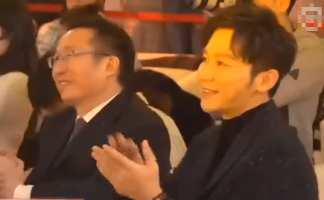 Lý Thần thay mặt Phạm Băng Băng đi cổ vũ em vợ Phạm Thừa Thừa nhận giải cuối năm Lý Thần thay mặt Phạm Băng Băng đi cổ vũ em vợ Phạm Thừa Thừa nhận giải cuối năm