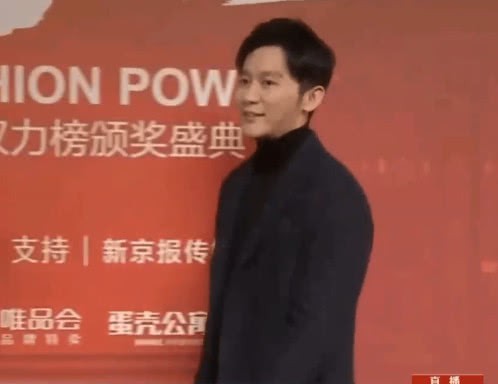 Lý Thần thay mặt Phạm Băng Băng đi cổ vũ em vợ Phạm Thừa Thừa nhận giải cuối năm Lý Thần thay mặt Phạm Băng Băng đi cổ vũ em vợ Phạm Thừa Thừa nhận giải cuối năm