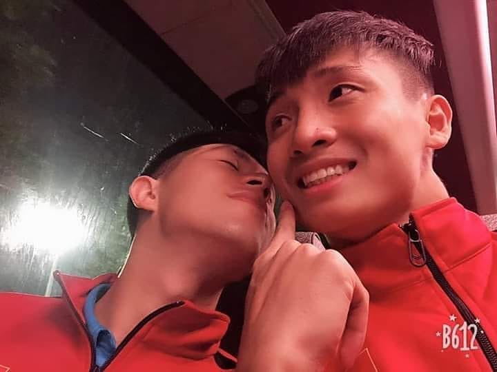 Lần đầu tiên đăng story sau khi vô địch AFF Cup, Tư Dũng khiến dân tình náo loạn bởi bức hình tình cảm với Trọng ỉn