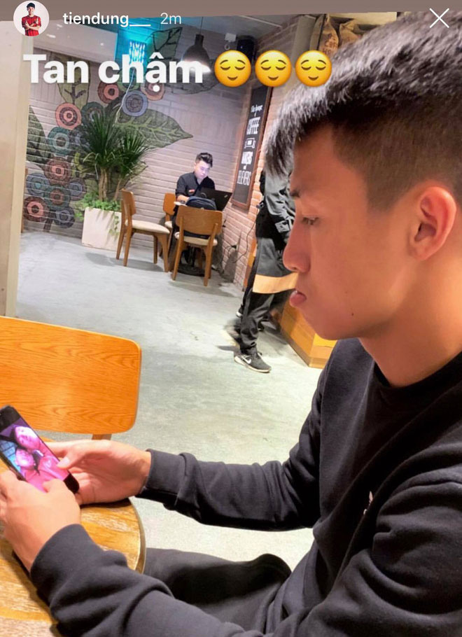 Lần đầu tiên đăng story sau khi vô địch AFF Cup, Tư Dũng khiến dân tình náo loạn bởi bức hình tình cảm với Trọng ỉn