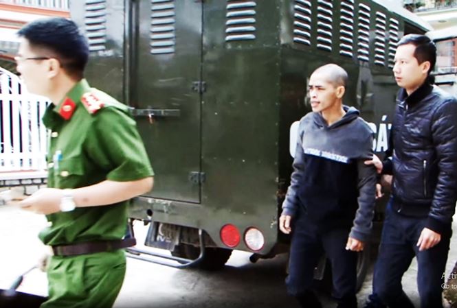 Chiếm hàng loạt xe máy, cuỗm luôn điện thoại của bạn gái