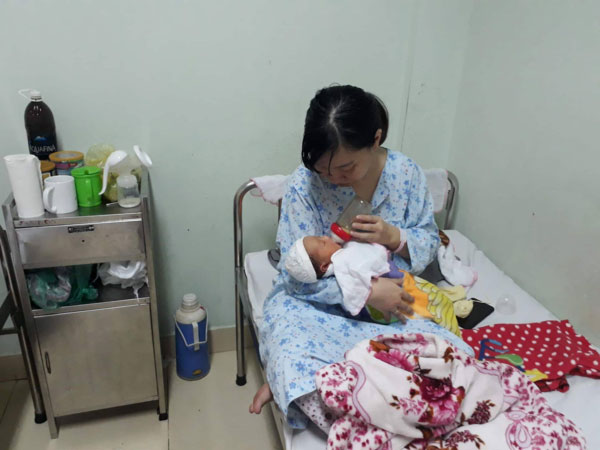 Sản phụ đẻ rơi con trên ôtô