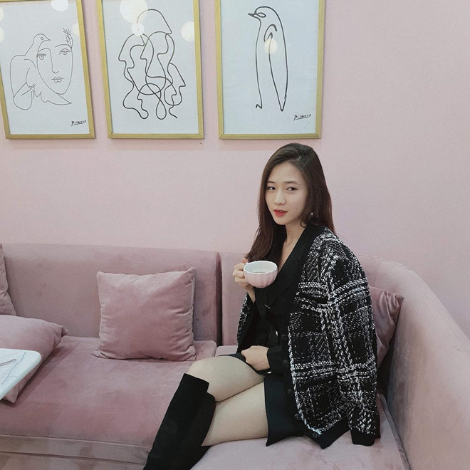 Hot girl Trâm Anh ngày càng xinh đẹp, khoe dáng sau 2 tháng sinh con