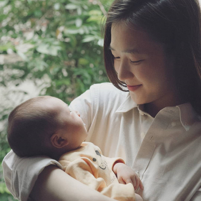 Hot girl Trâm Anh ngày càng xinh đẹp, khoe dáng sau 2 tháng sinh con