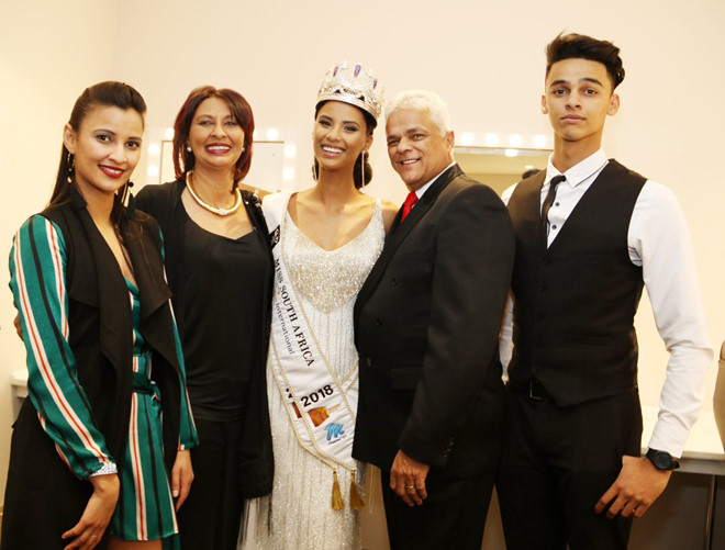 Á hậu 1 Nam Phi có cậu em trai làm người mẫu cao 1,90 m