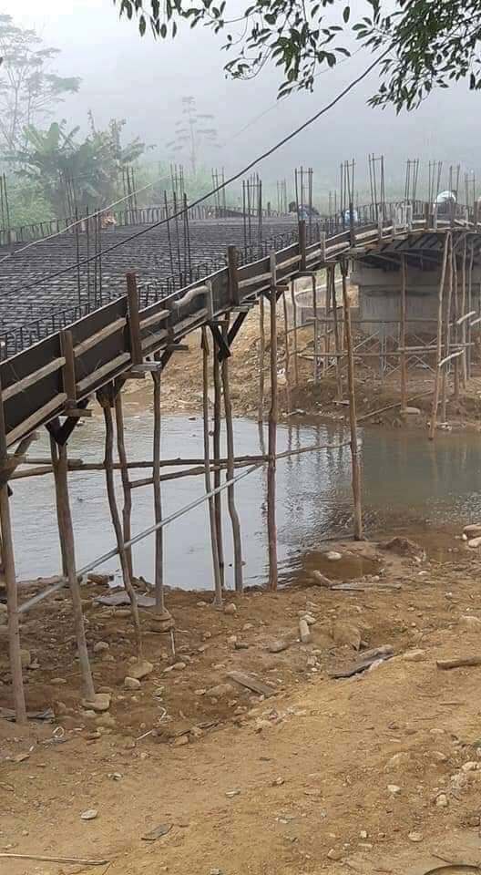 Xôn xao hình ảnh cây cầu vừa đổ bê tông đã sập