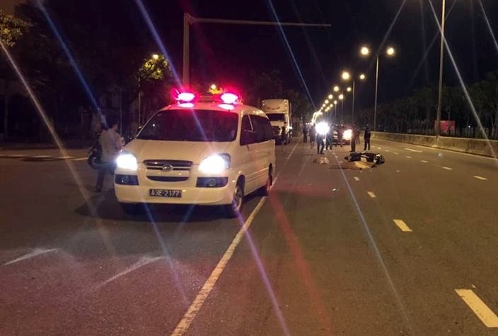 Xe máy nổ lốp khi đang lưu thông, cô gái đội mũ bảo hiểm dởm tử vong thương tâm vì bị chấn thương sọ não