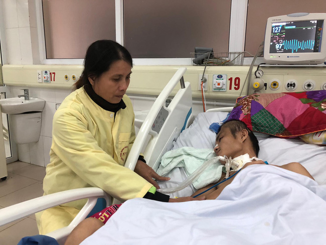 Đường cùng của người vợ ôm con khắp nơi xin tiền lo cứu chữa cho chồng bị chấn thương sọ não sau vụ tai nạn giao thông