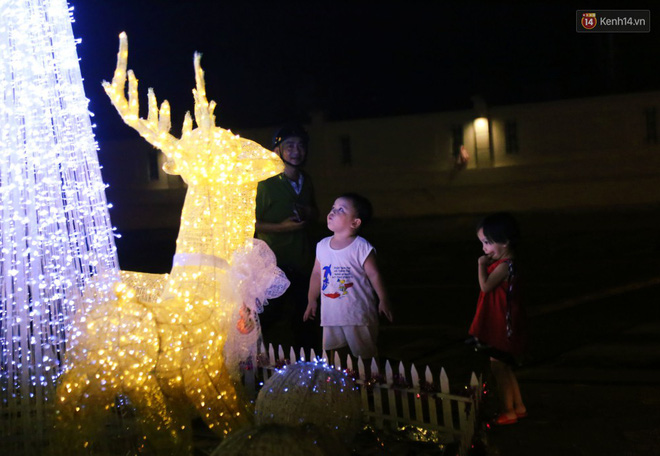 Những biệt thự triệu đô ở phố nhà giàu Sài Gòn được trang hoàng lộng lẫy như cung điện để đón Noel