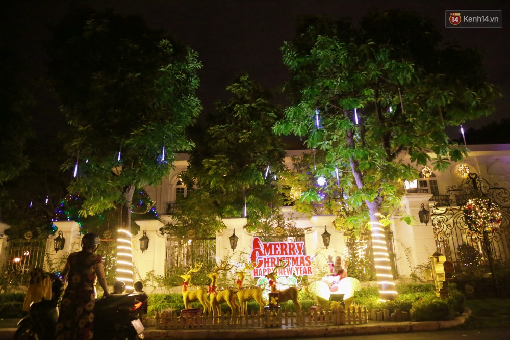 Những biệt thự triệu đô ở phố nhà giàu Sài Gòn được trang hoàng lộng lẫy như cung điện để đón Noel