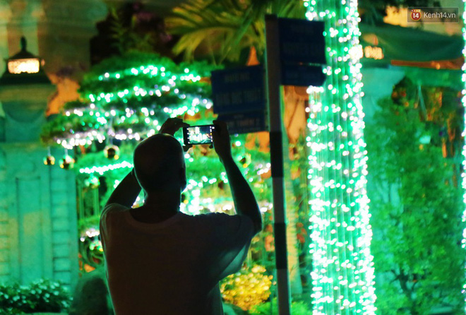 Những biệt thự triệu đô ở phố nhà giàu Sài Gòn được trang hoàng lộng lẫy như cung điện để đón Noel