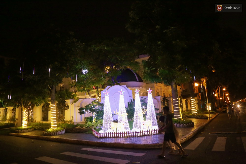 Những biệt thự triệu đô ở phố nhà giàu Sài Gòn được trang hoàng lộng lẫy như cung điện để đón Noel