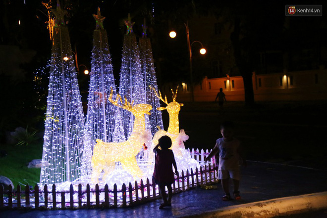 Những biệt thự triệu đô ở phố nhà giàu Sài Gòn được trang hoàng lộng lẫy như cung điện để đón Noel