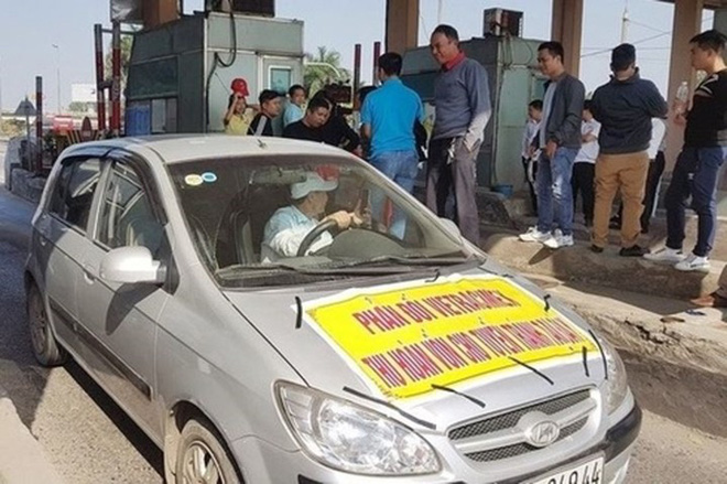 Hình ảnh trạm BOT Bắc Thăng Long – Nội Bài ​thất thủ do lái xe phản đối