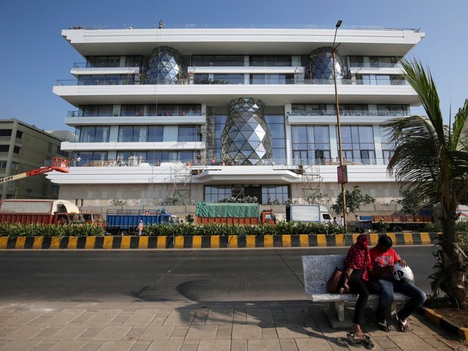 Cuộc sống của gia tộc giàu nhất châu Á