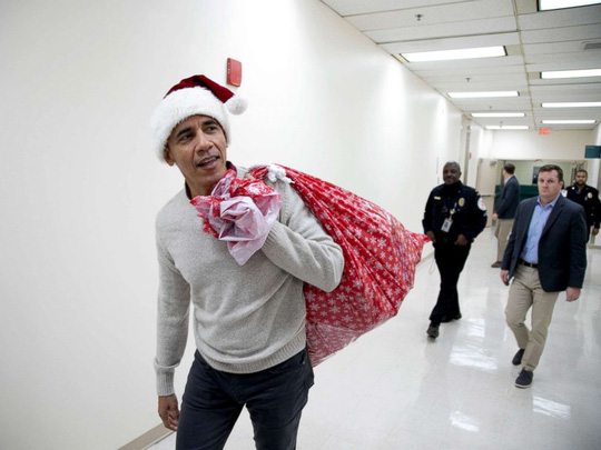 Ông già Noel Obama đội mũ đỏ, khệ nệ vác túi quà to