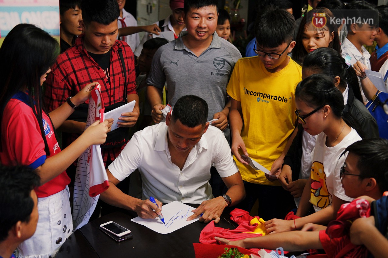 Chuyện tình Anh Đức và cô bán cơm lớn hơn 4 tuổi: Anh giờ bận lắm không thương ai khác được, chỉ thương bà xã với hai đứa nhỏ thôi à!