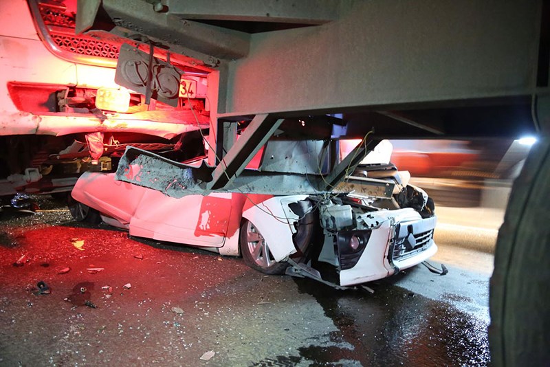 Tông liên hoàn 5 xe ở cầu Phú Mỹ, ô tô 4 chỗ bẹp dúm