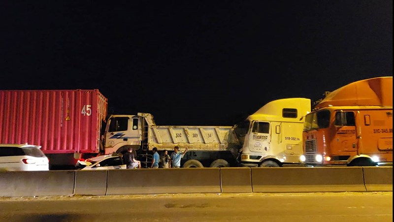 Tông liên hoàn 5 xe ở cầu Phú Mỹ, ô tô 4 chỗ bẹp dúm