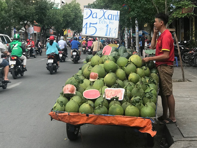 Bưởi da xanh, cam sành giá bèo đồng loạt xuống đường ở Sài Gòn