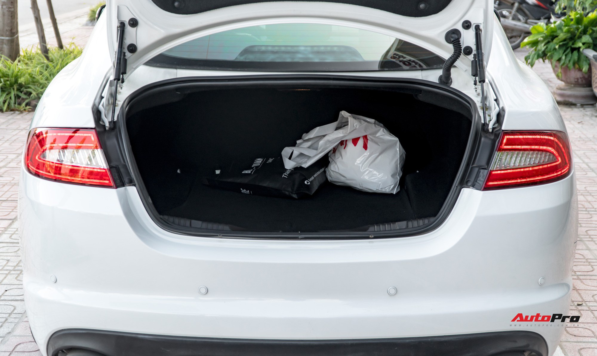 Jaguar XF 2014 giá dưới 1,5 tỷ - Khi xe chơi hạ giá về đúng phân hạng