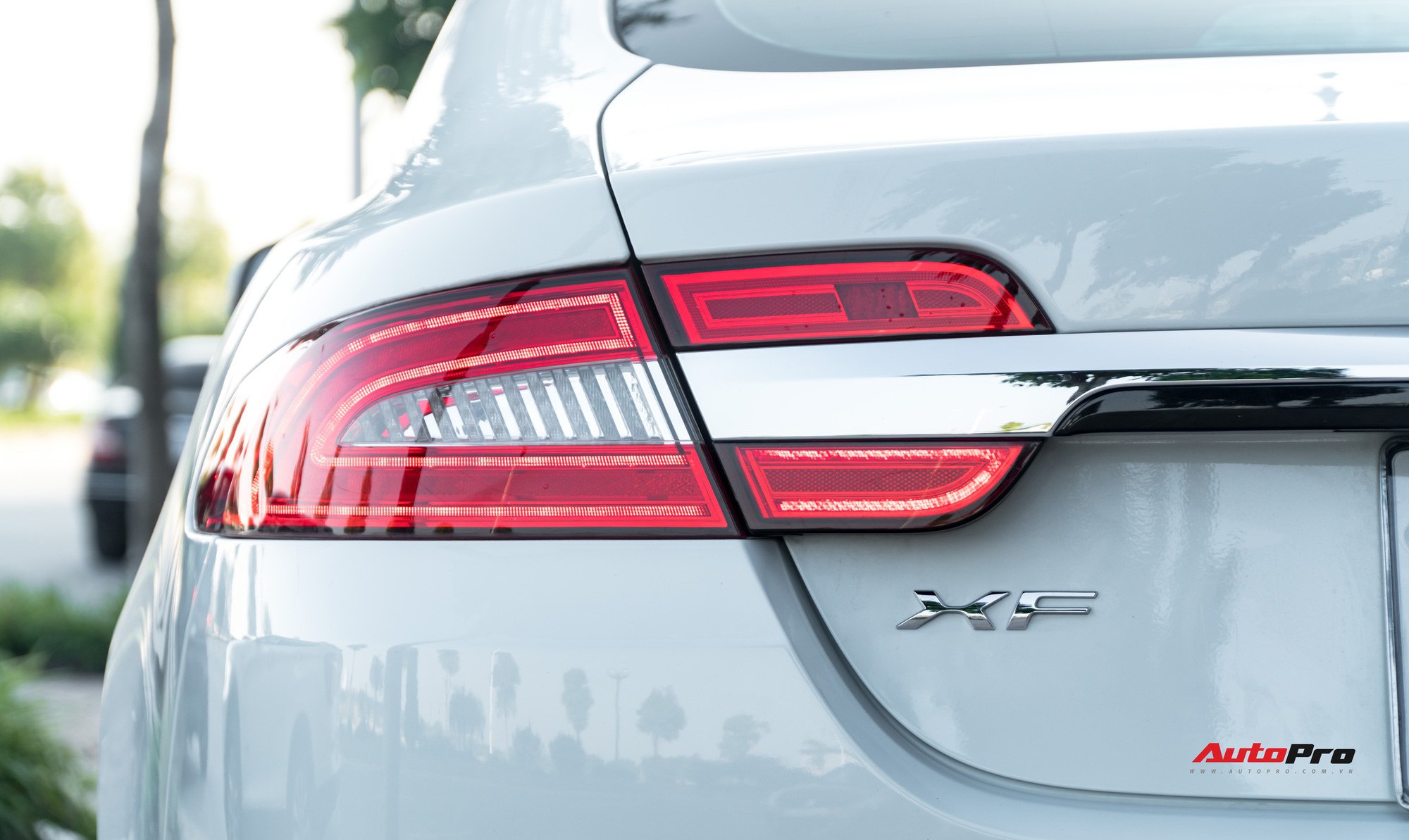 Jaguar XF 2014 giá dưới 1,5 tỷ - Khi xe chơi hạ giá về đúng phân hạng