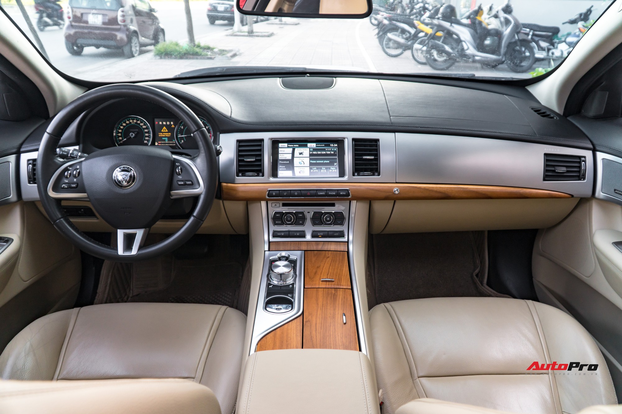 Jaguar XF 2014 giá dưới 1,5 tỷ - Khi xe chơi hạ giá về đúng phân hạng