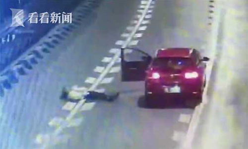 Cãi nhau với bạn trai, cô gái nằm giữa đường ăn vạ