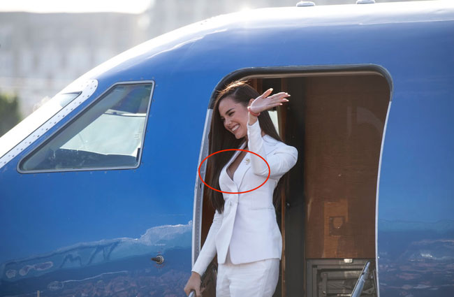 Diện suit trắng kín đáo là thế, Tân Hoa hậu Catriona Gray lại vô tình để lộ chi tiết khó hiểu này