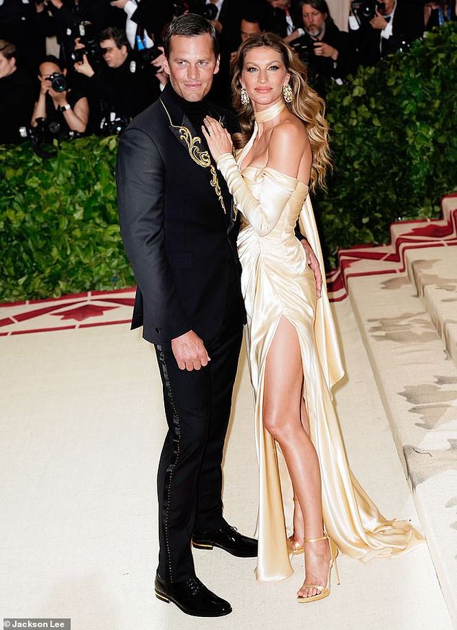 Chân dài đắt giá Gisele Bundchen gợi cảm với áo xẻ sâu hết nấc