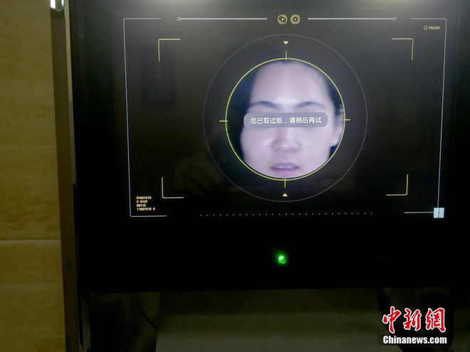 Nhà vệ sinh ở Trung Quốc lắp cả hệ thống quét khuôn mặt, ai quét xong mới cho lấy giấy vệ sinh