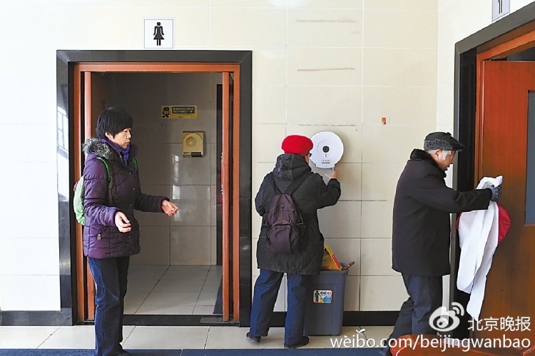 Nhà vệ sinh ở Trung Quốc lắp cả hệ thống quét khuôn mặt, ai quét xong mới cho lấy giấy vệ sinh