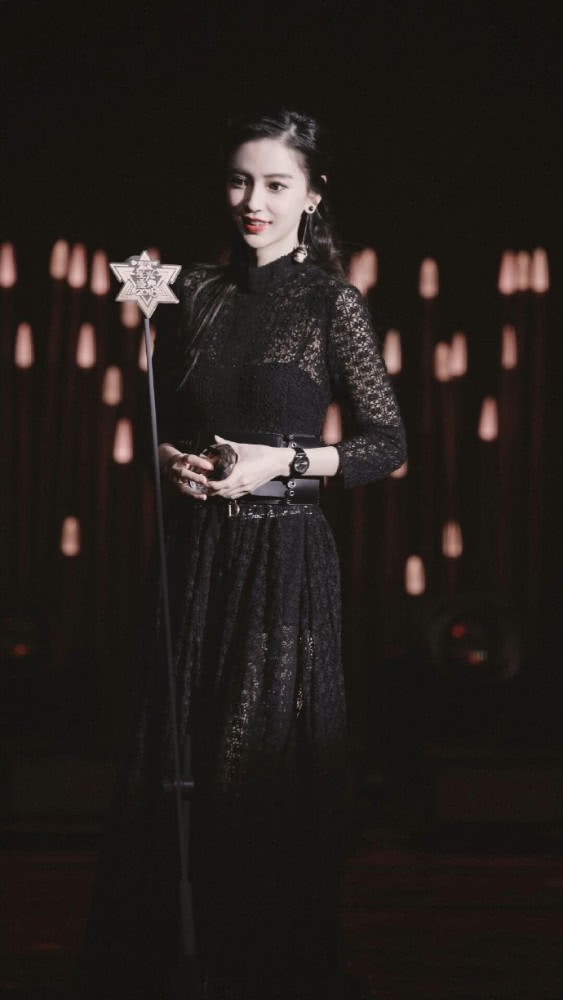 Vừa mới đăng ảnh ngầm phủ nhận tin đồn ly hôn, Angela Baby lại khiến fan lo lắng vì nhất quyết không đeo nhẫn cưới