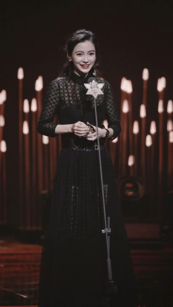 Vừa mới đăng ảnh ngầm phủ nhận tin đồn ly hôn, Angela Baby lại khiến fan lo lắng vì nhất quyết không đeo nhẫn cưới