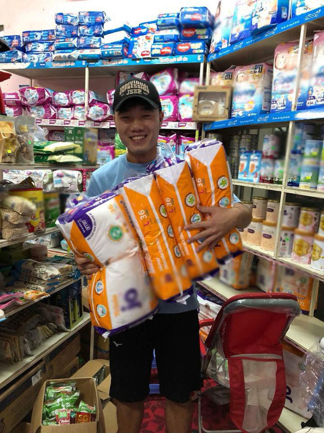 Em bé quyền lực khiến Công Phượng, Xuân Trường tự tay mua bỉm cho, ngắm nhan sắc mẹ bé ai cũng ngây ngất