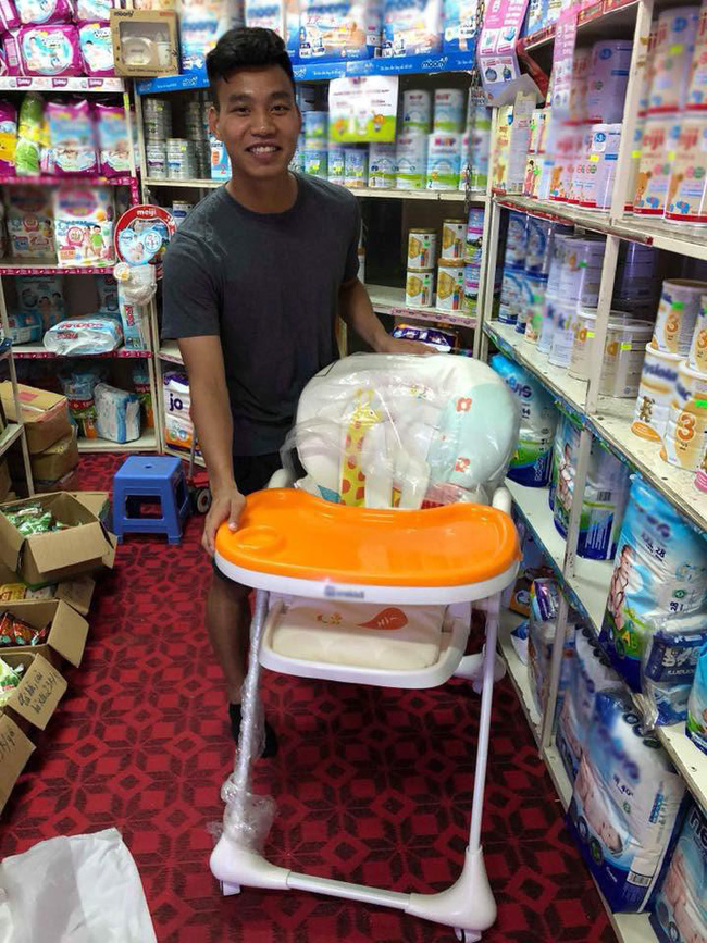 Em bé quyền lực khiến Công Phượng, Xuân Trường tự tay mua bỉm cho, ngắm nhan sắc mẹ bé ai cũng ngây ngất