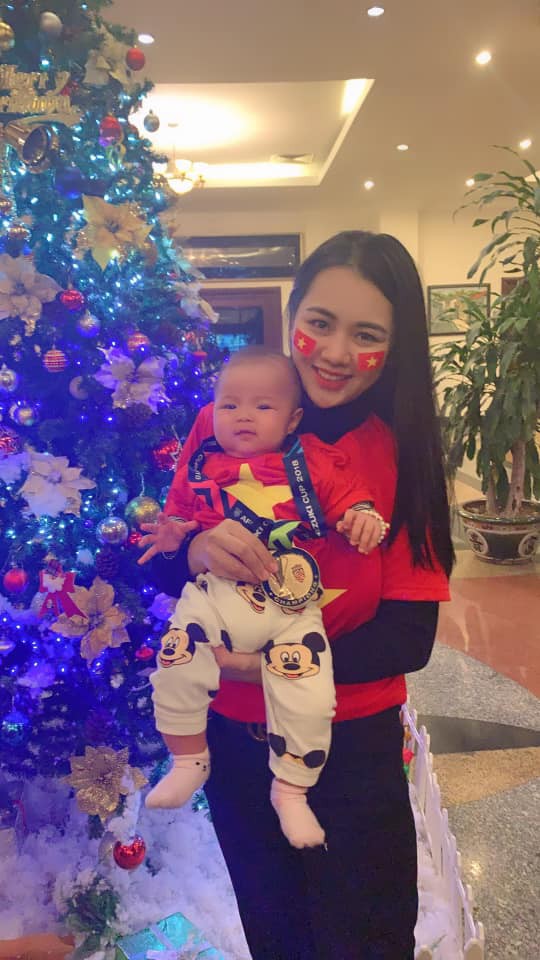 Em bé quyền lực khiến Công Phượng, Xuân Trường tự tay mua bỉm cho, ngắm nhan sắc mẹ bé ai cũng ngây ngất